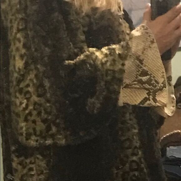 SALE! NWT Beautiful Leopard Light Coat. - Picture 3 of 3